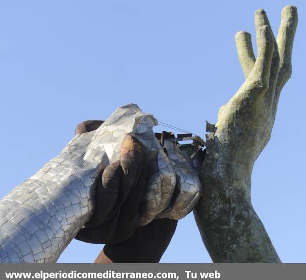 Galería de fotos: Cae la estatua de Ripolles