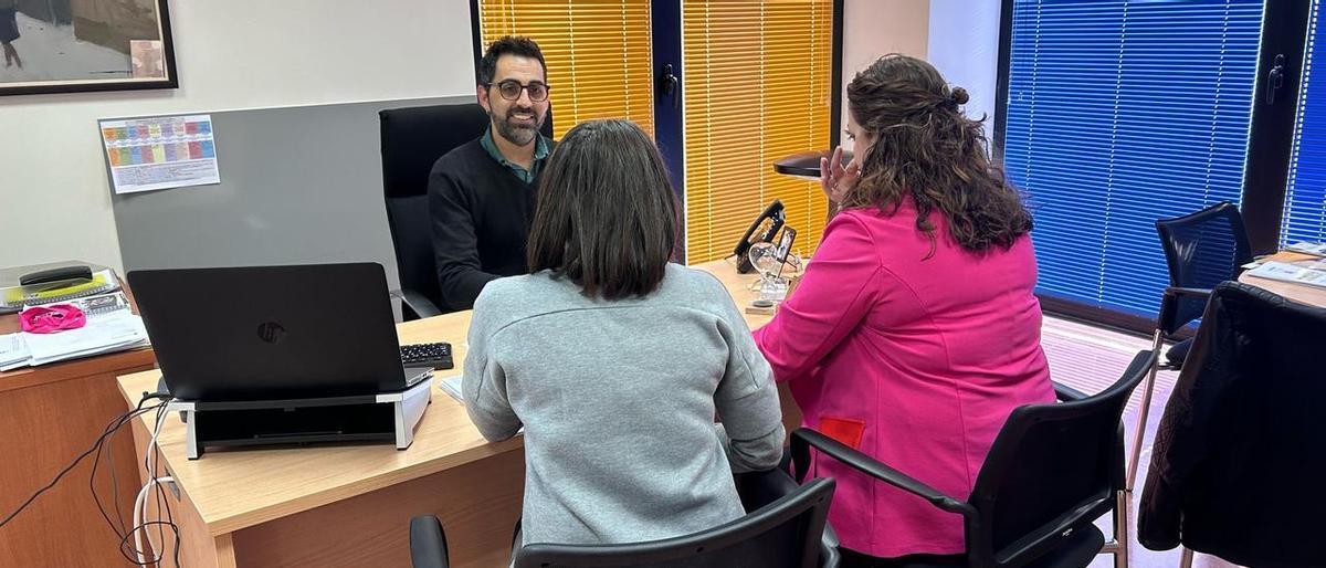 David Calvo, en su despacho en los Servicios Sociales de Plasencia.