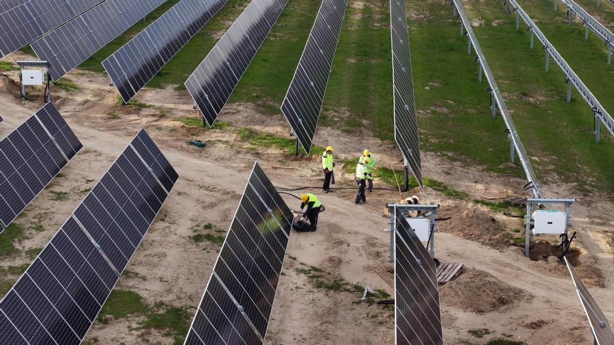 Operarios revisando paneles solares.