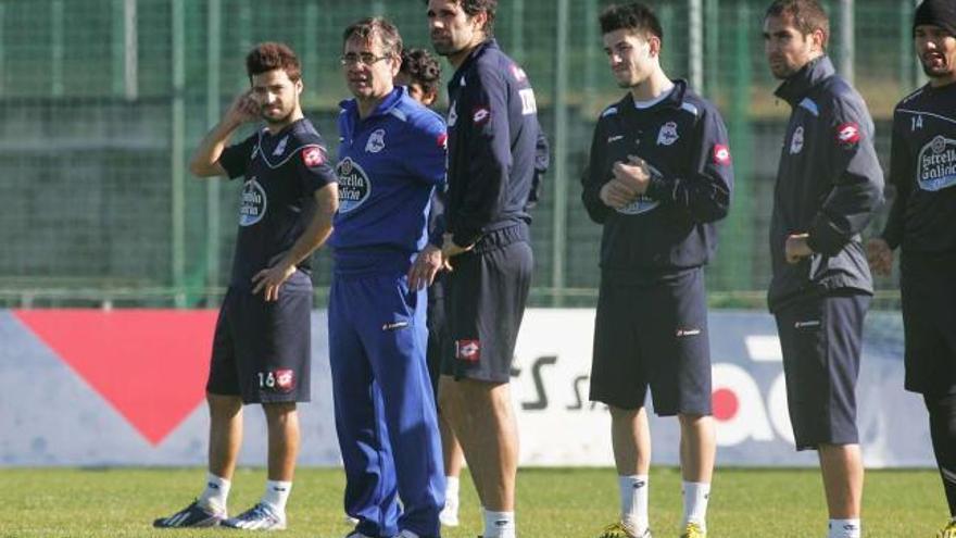 Fernando Vázquez, junto a Bruno, Valerón, Pizzi, Ayoze y Abel Aguilar, teóricos titulares, durante el entrenamiento de ayer. / 13fotos