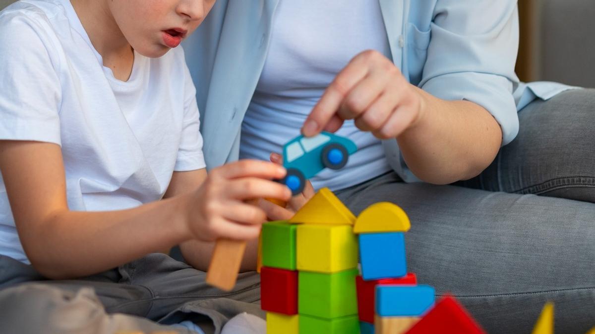 Un fill i una mare, interactuen durant un joc.