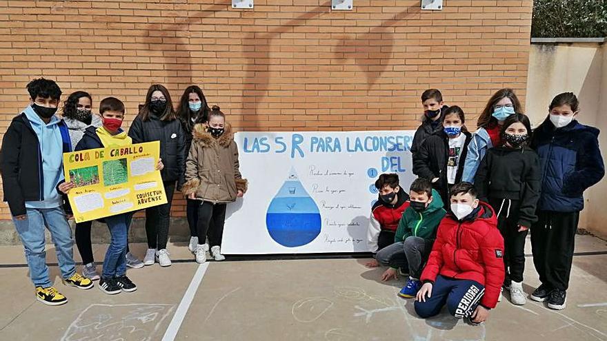 Alumnos y alumnas con algunos de los trabajos sobre el ahorro de agua. | SERVICIO ESPECIAL