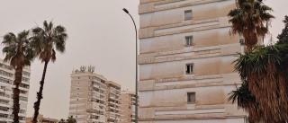 La limpieza de fachadas tras la calima puede costar entre 6.000 y 15.000 euros por bloque