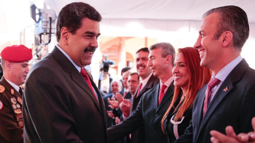 Nicolás Maduro saluda a Tareck El Aissami.
