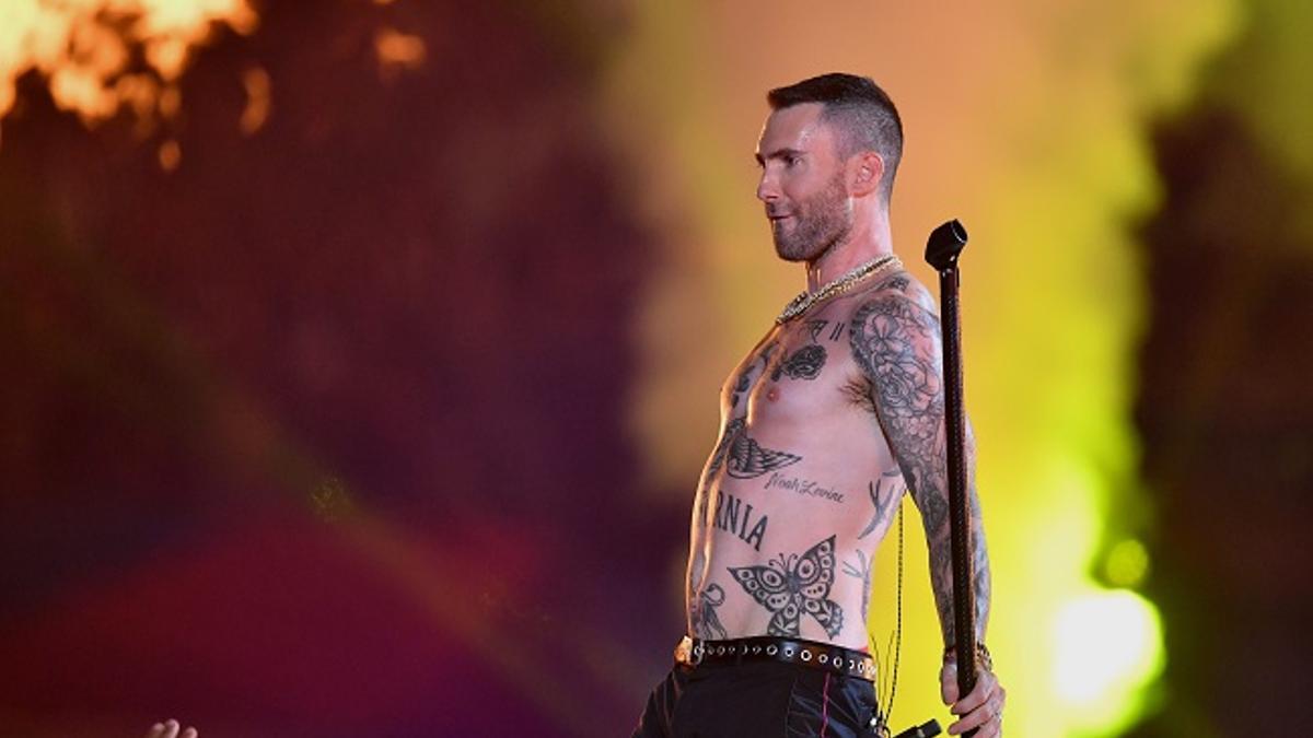 Adam Levine, de Maroon 5, se quita la camiseta en el descanso de la Super Bowl 2019