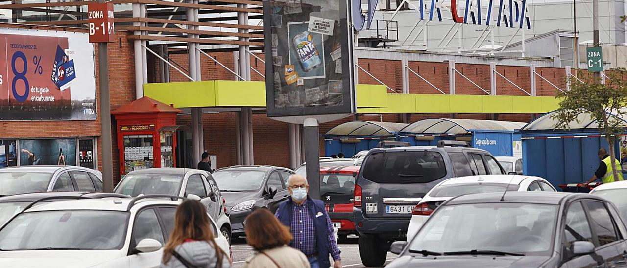 La entrada al centro comercial de La Calzada.