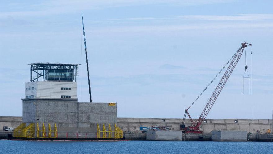 La plataforma en el muelle de La Esfinge, con la estructura de flotadores, hace un mes.