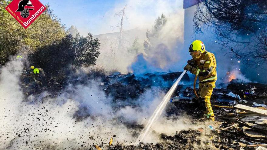 Los bomberos sofocan un incendio en una fábrica abandonada de Alcoy