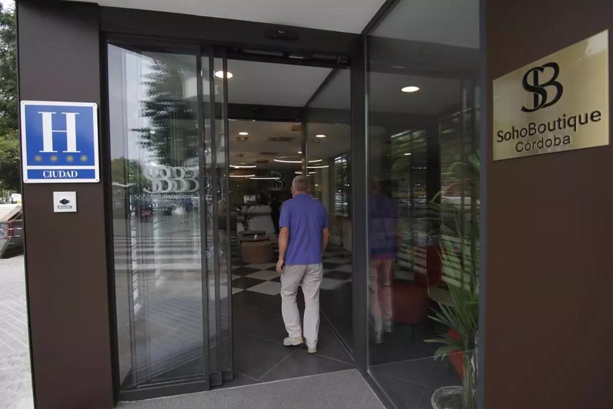 Acceso al hotel Soho Boutique de Córdoba.