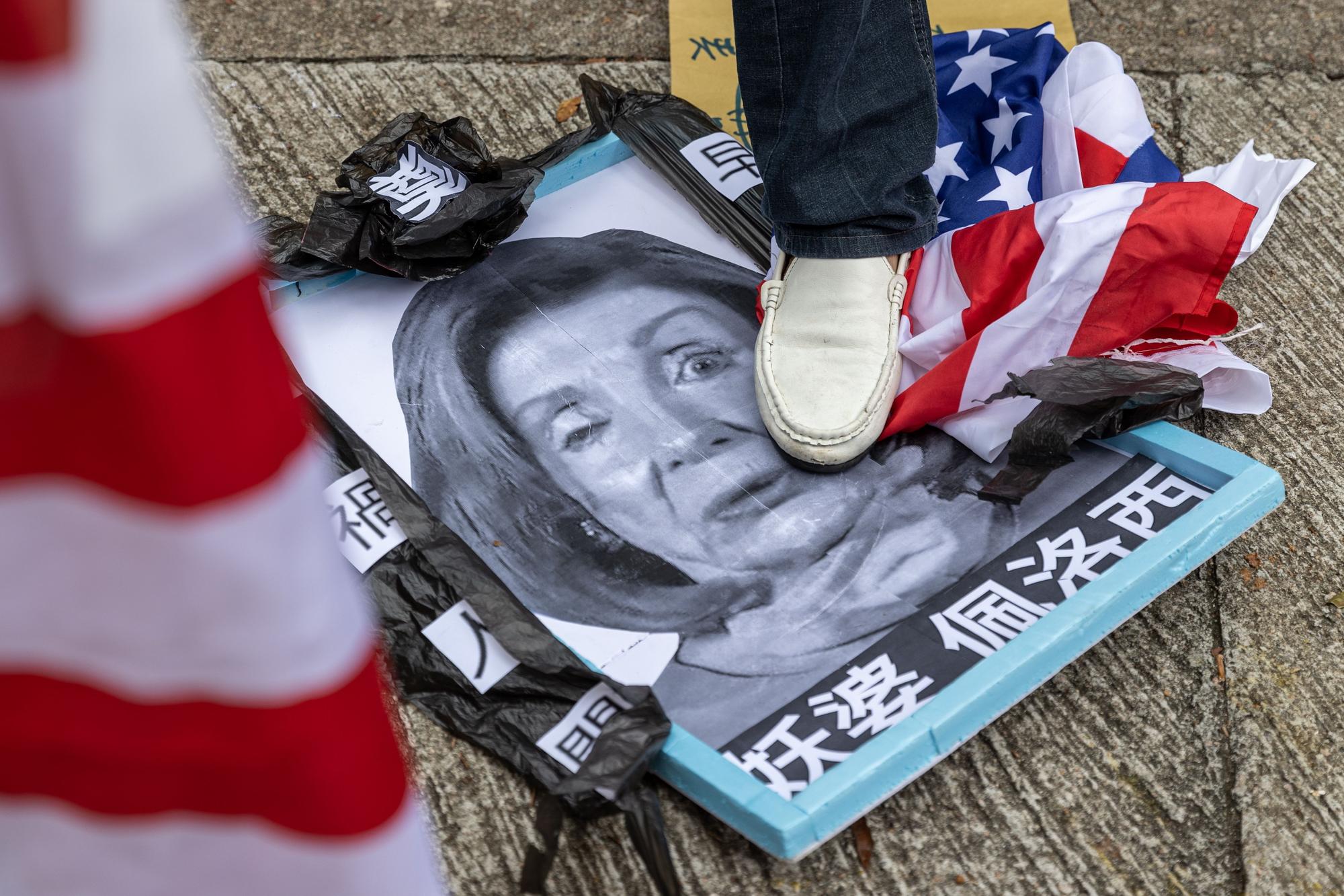 Un grupo de manifestantes pro-China pisa una foto de Nancy Pelosi ante el Consulado General de los Estados Unidos en Hong Kong.