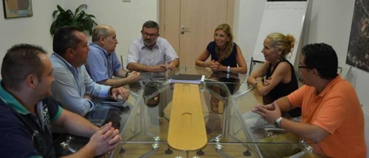 Amparo Marco y Antoni Lorenzo, ayer con las federaciones vecinales.