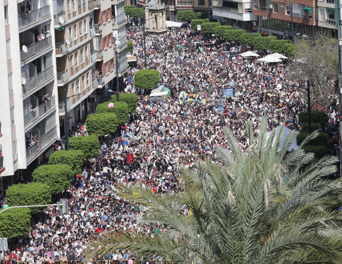 El público concentrado para presenciar la "mascletà", esta mañana, a lo largo de la avenida Santos Patronos.