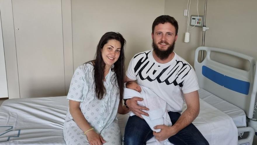 Sarai Ferreira y José Luis Pardella, junto al pequeño Lucas, ya en planta de hospitalización.