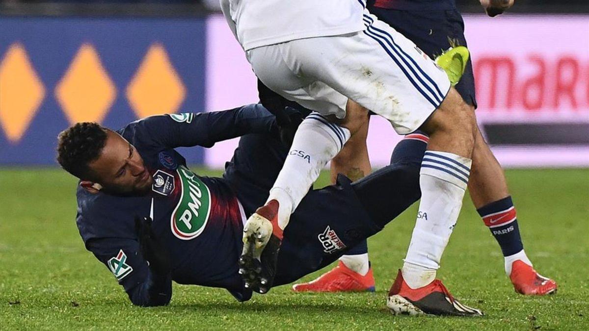 Neymar se lesionó en el partido frente al Estrasburgo