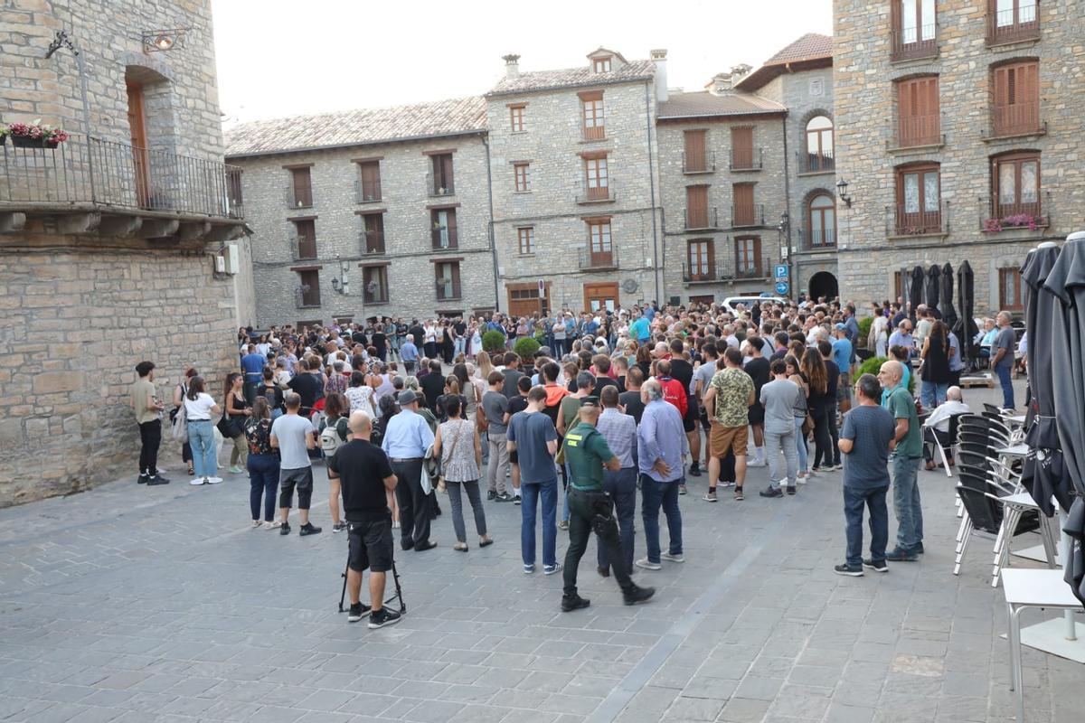 Minuto de silencio en Boltaña por el asesinato del hijo de un miembro de La Ronda de Boltaña