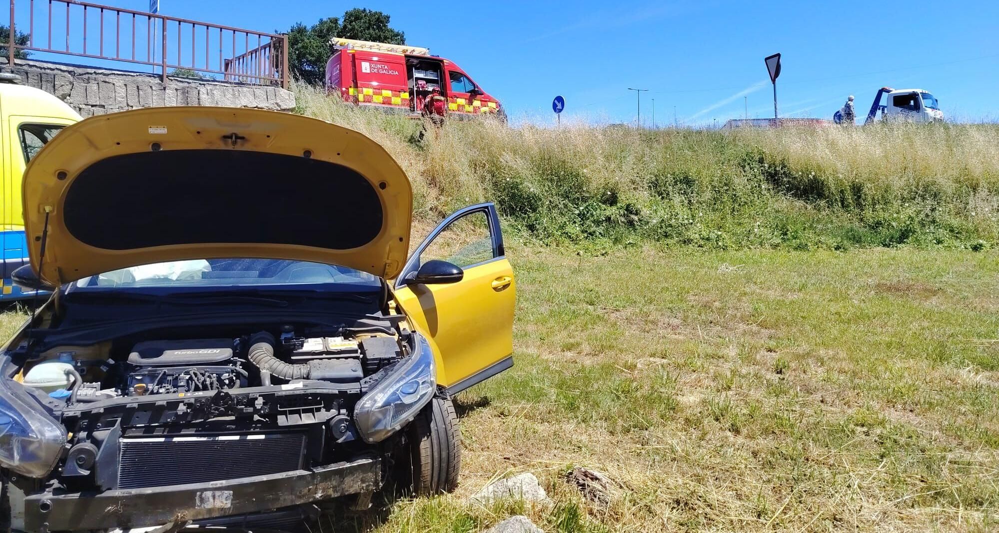 Vehículo siniestrado en la rotonda de Carrefour de Lalín.