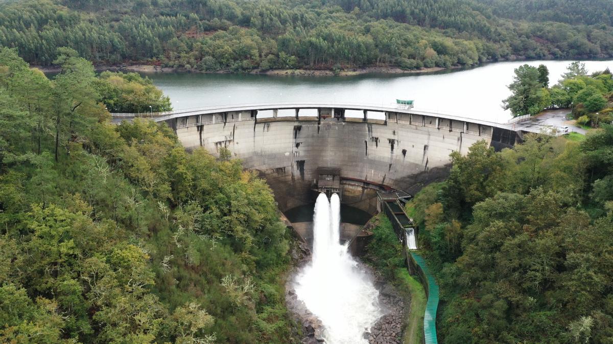 El embalse de Eiras con las compuertas abiertas durante el mes de noviembre