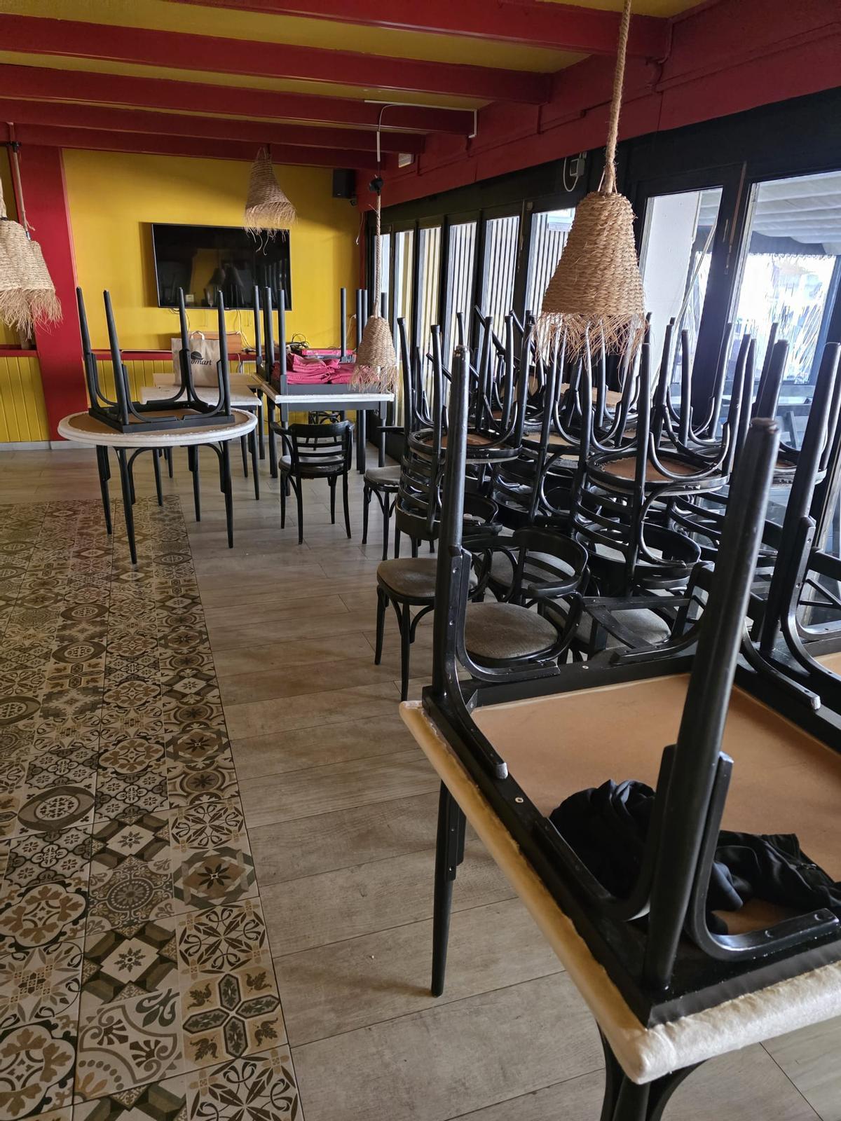 Noch mehr Möbel, die es beim Trödelmarkt zu erstehen geben wird.