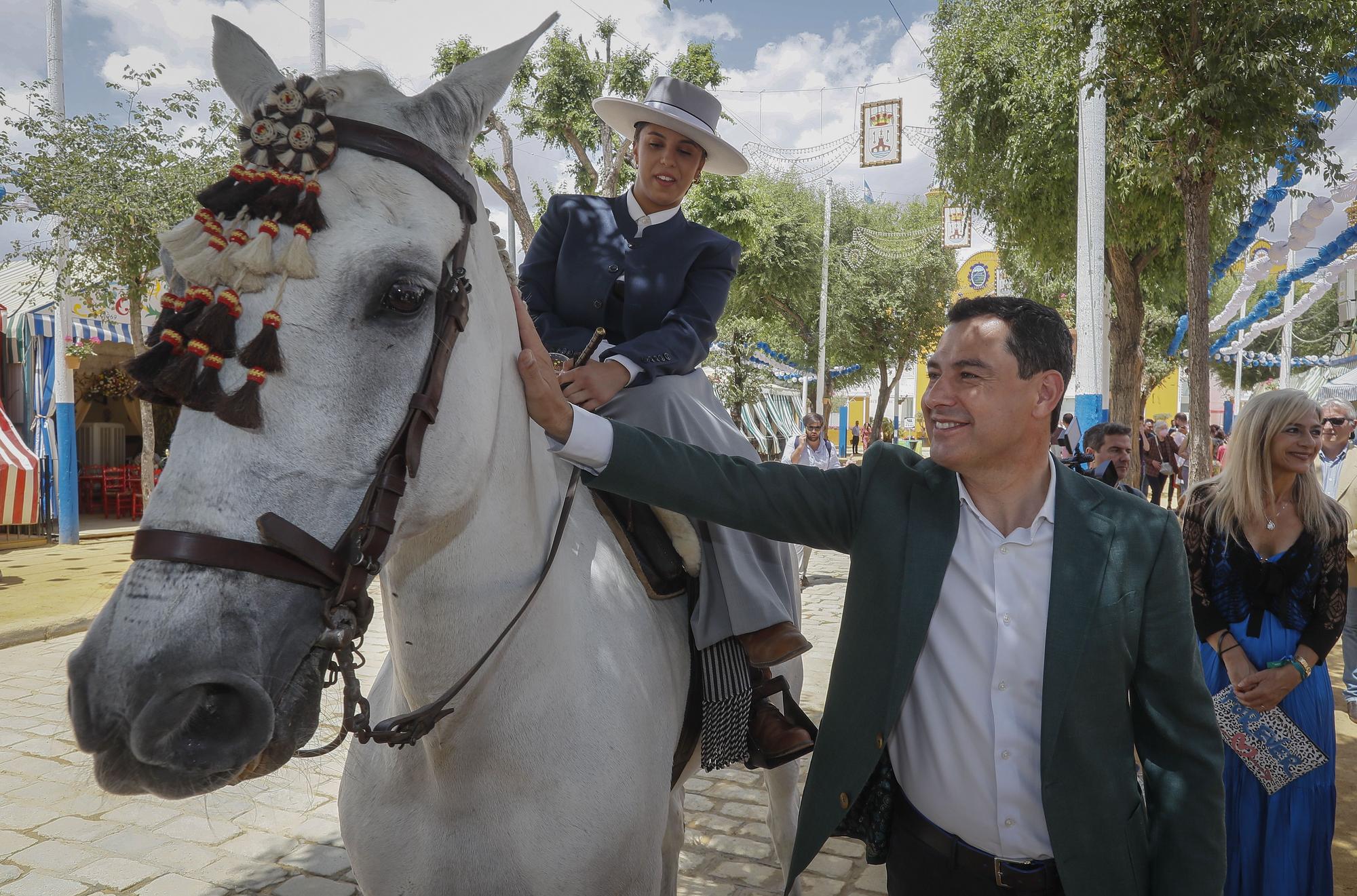 El presidente de la Junta y candidato del PP a la reelección, Juanma Moreno, en la feria de Alcalá de Guadaíra (Sevilla).