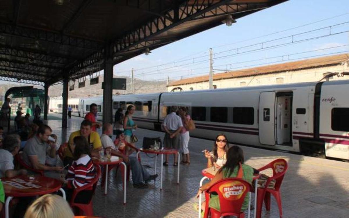 La caída de un rayo corta la línea férrea y afecta a 8 trenes con 1.200 viajeros