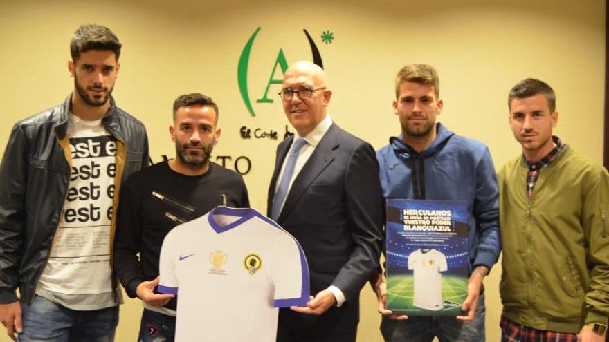 De blanco para jugar en el Camp Nou