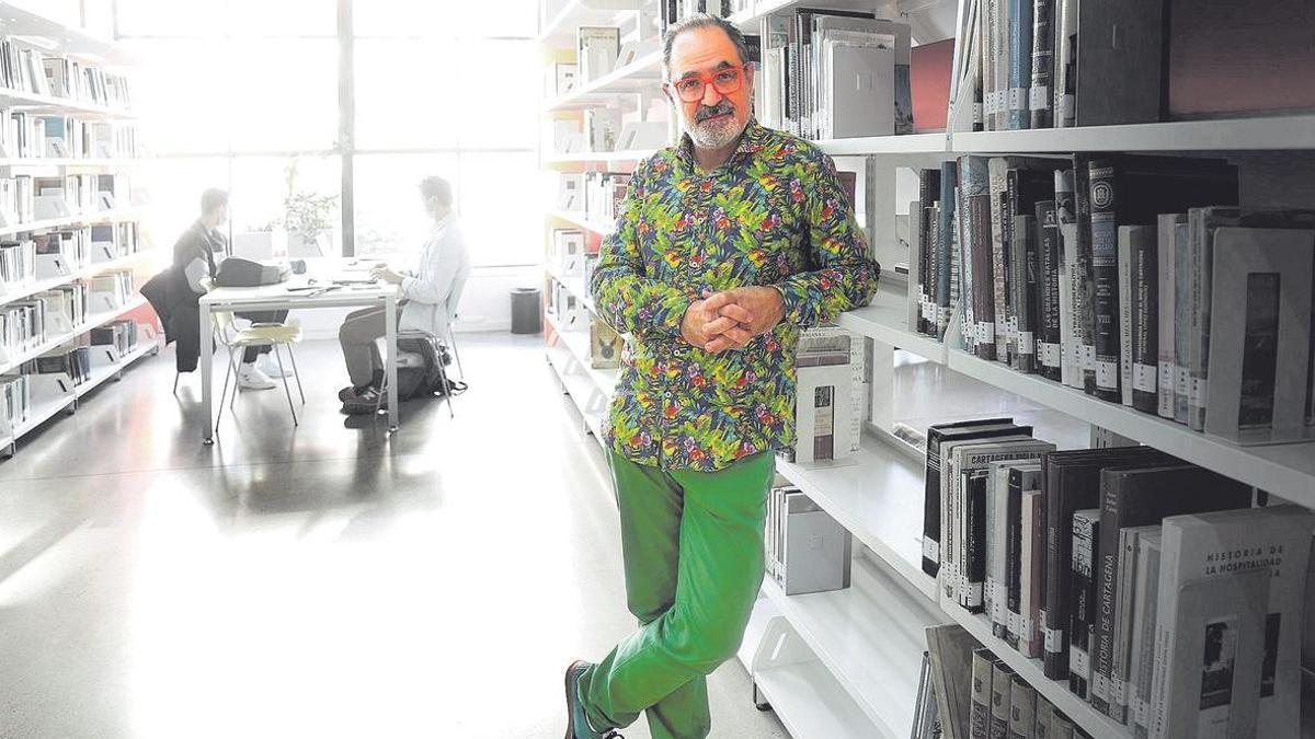 Patricio Hernández en la biblioteca del Luzzy.