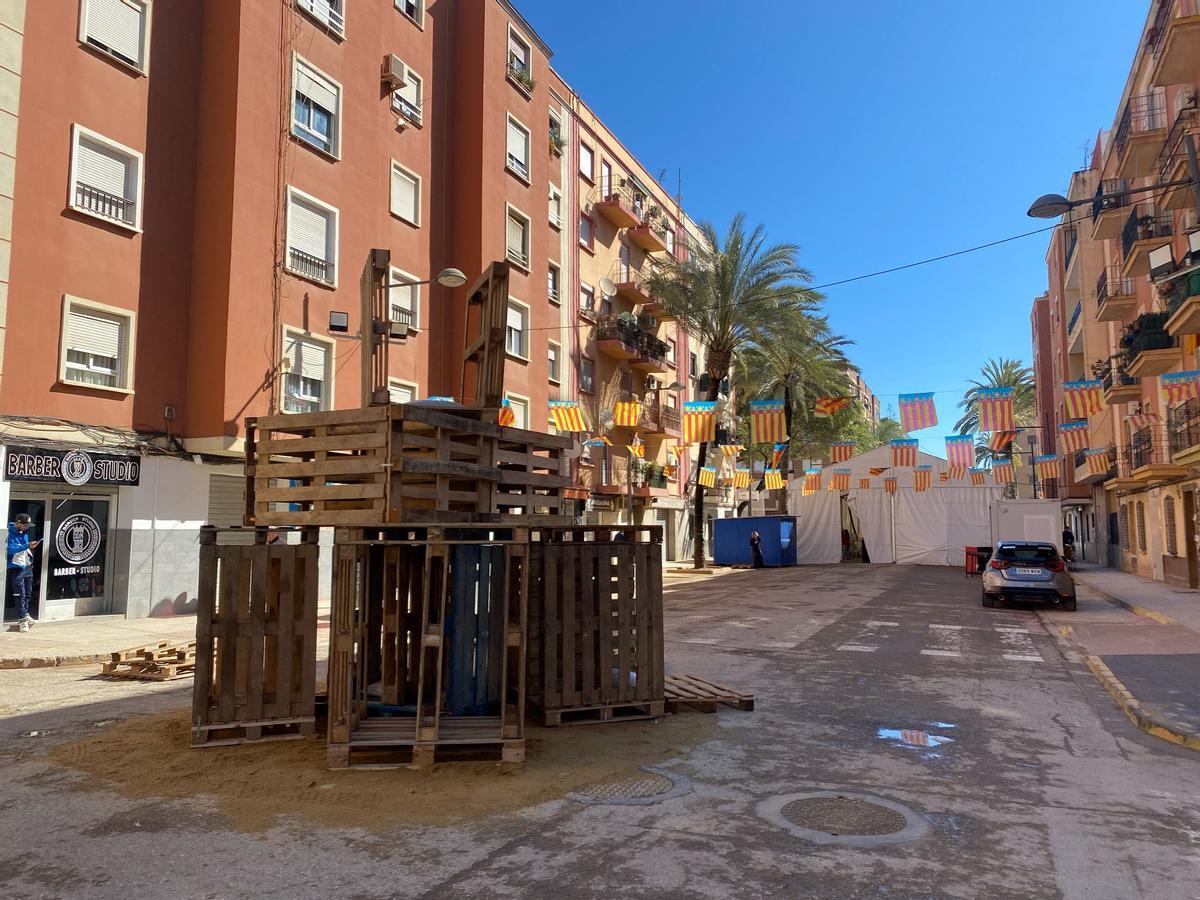 La estructura de palets de la falla Maestro Serrano de Paiporta.