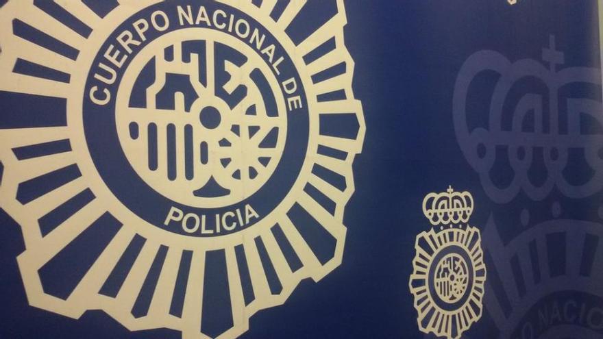 Un hombre ebrio agrede a dos policías de Mérida en una autoescuela