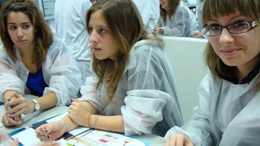 Estudiantes valencianas en una edición anterior de la Semana de la Ciencia.