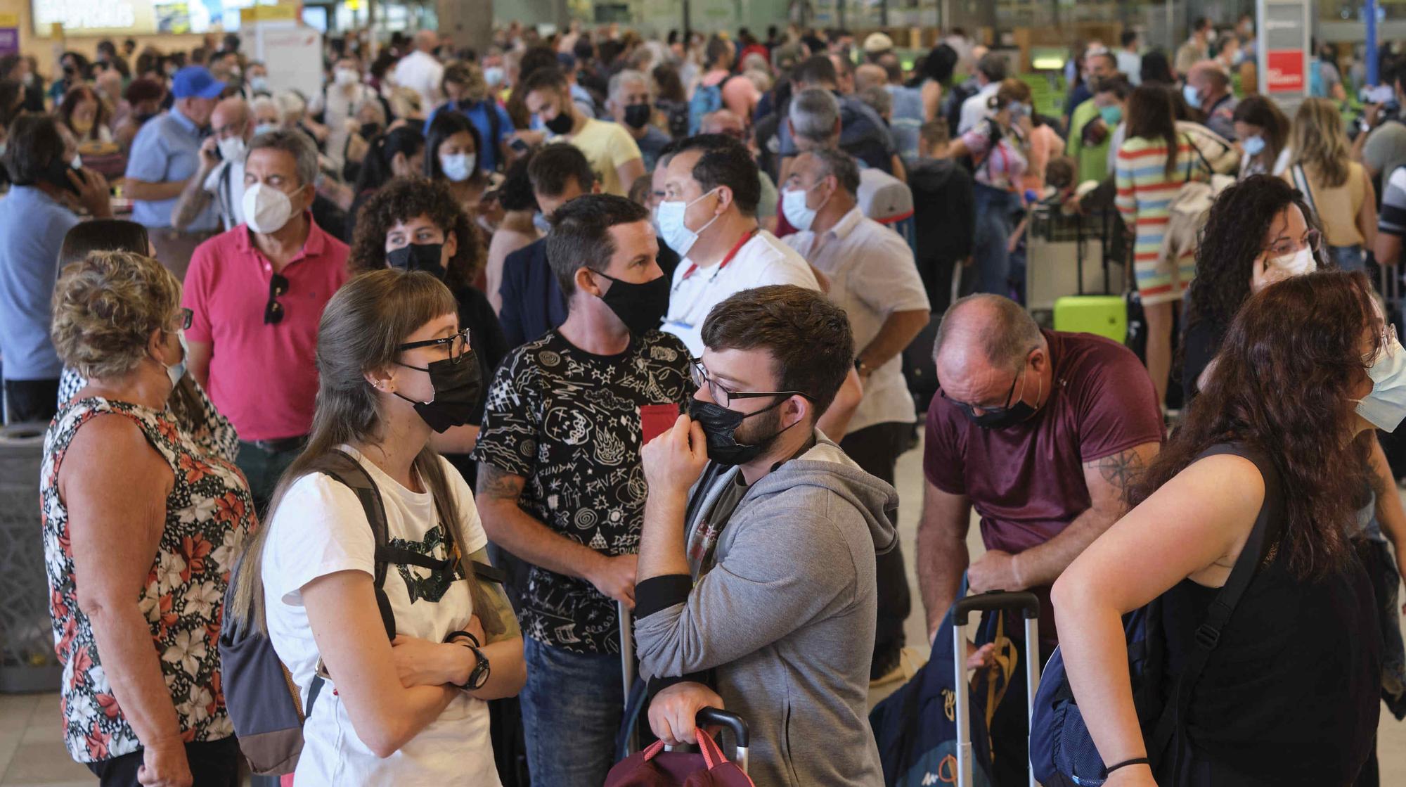 Problemas en el aeropuerto de Tenerife Norte por la nube de cenizas del volcán de La Palma