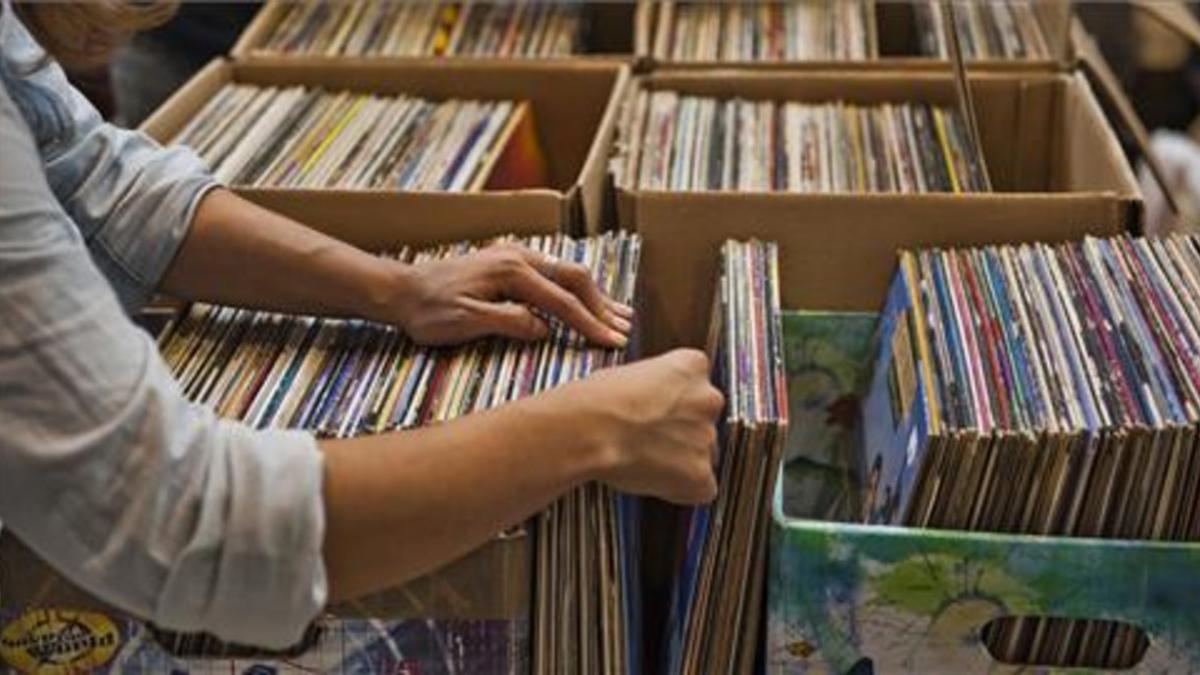 Un coleccionista repasa los vinilos en una feria de discos.
