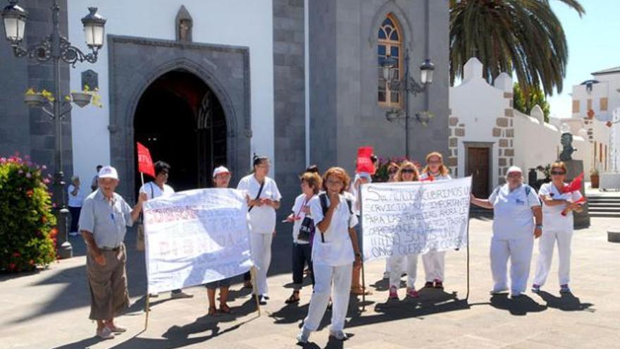 Personal de Oligal 1968, ayer, en plena protesta en la plaza de San Juan. | s. blanco