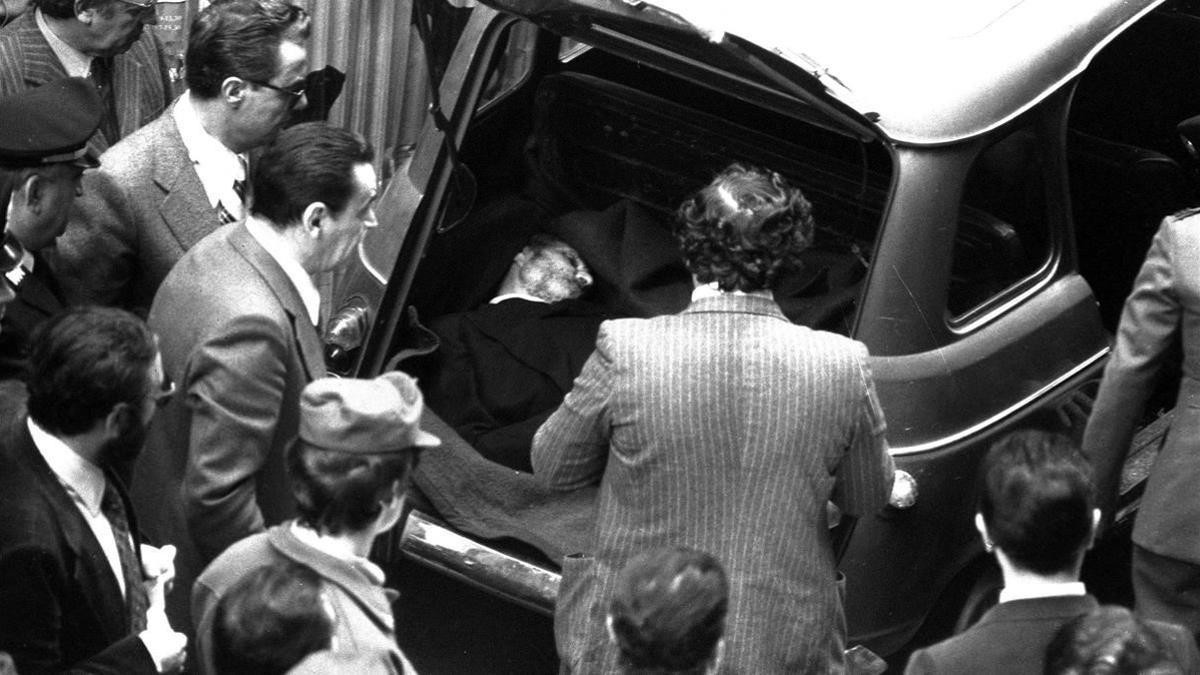 El cuerpo sin vida de Aldo Moro, hallado en el interior de un coche tras ser asesinado, el 9 de mayo de 1978, en Roma.