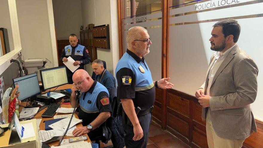 De pie, el subinspector de la Policía Local, Juan José García, y el alcalde, Leopoldo Afonso.