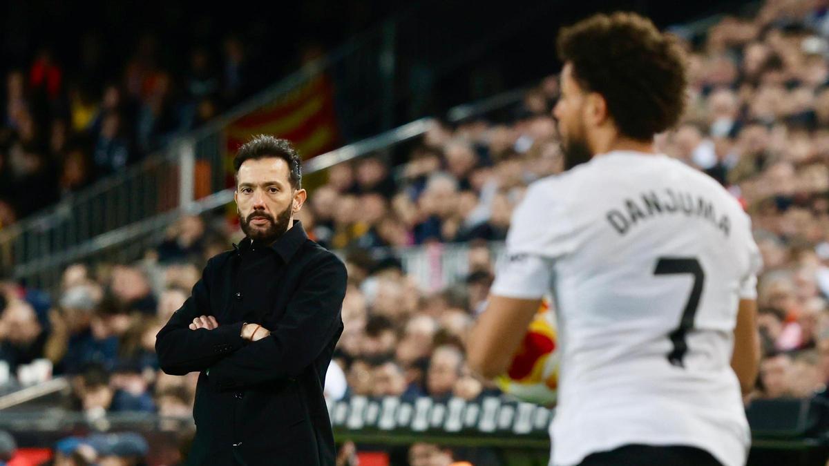 Corberán, en primer plano, da órdenes a los suyos en Mestalla