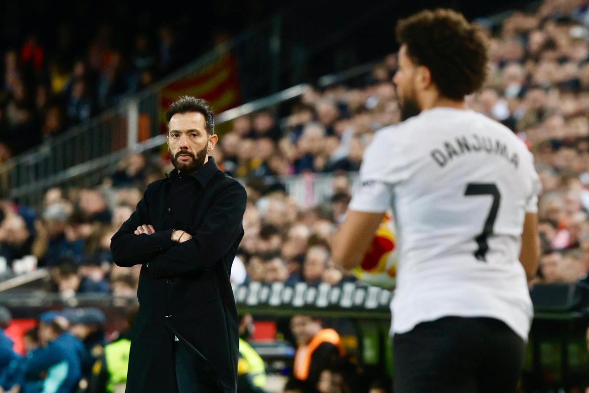 Corberán, en primer plano, da órdenes a los suyos en Mestalla