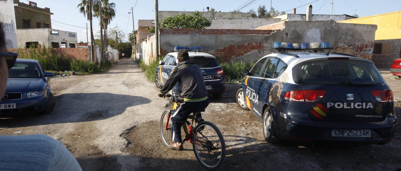 Patrullas de la Policía Nacional, estacionadas en la zona de Extramuros de Poniente, en el Grau.