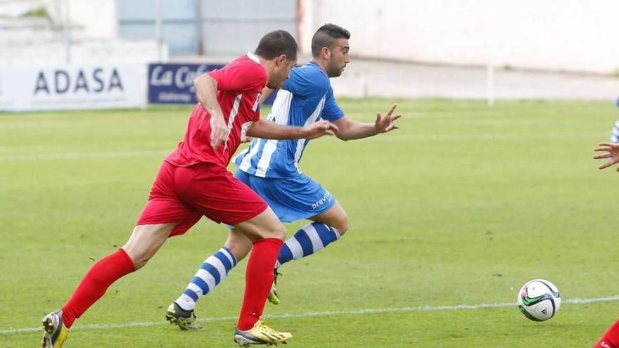 Cristian pelea un balón en el partido del domingo pasado ante el Tineo.