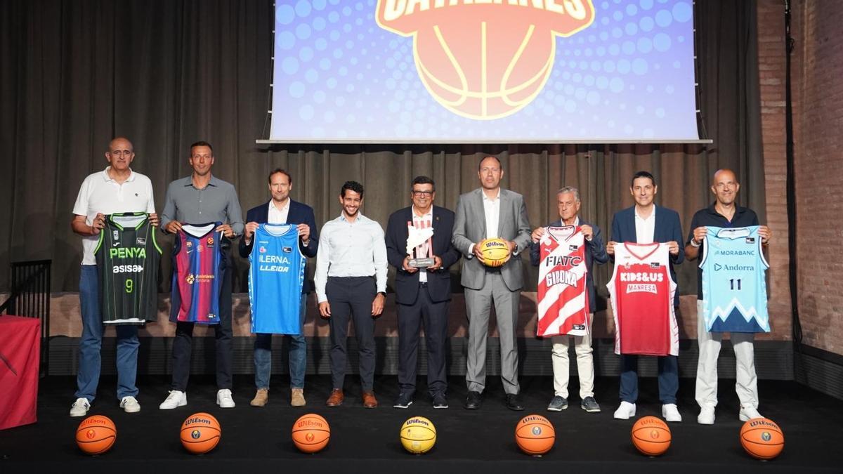 Els representants dels equips ACB, amb Carles Sixto representant el Kids&Us Manresa