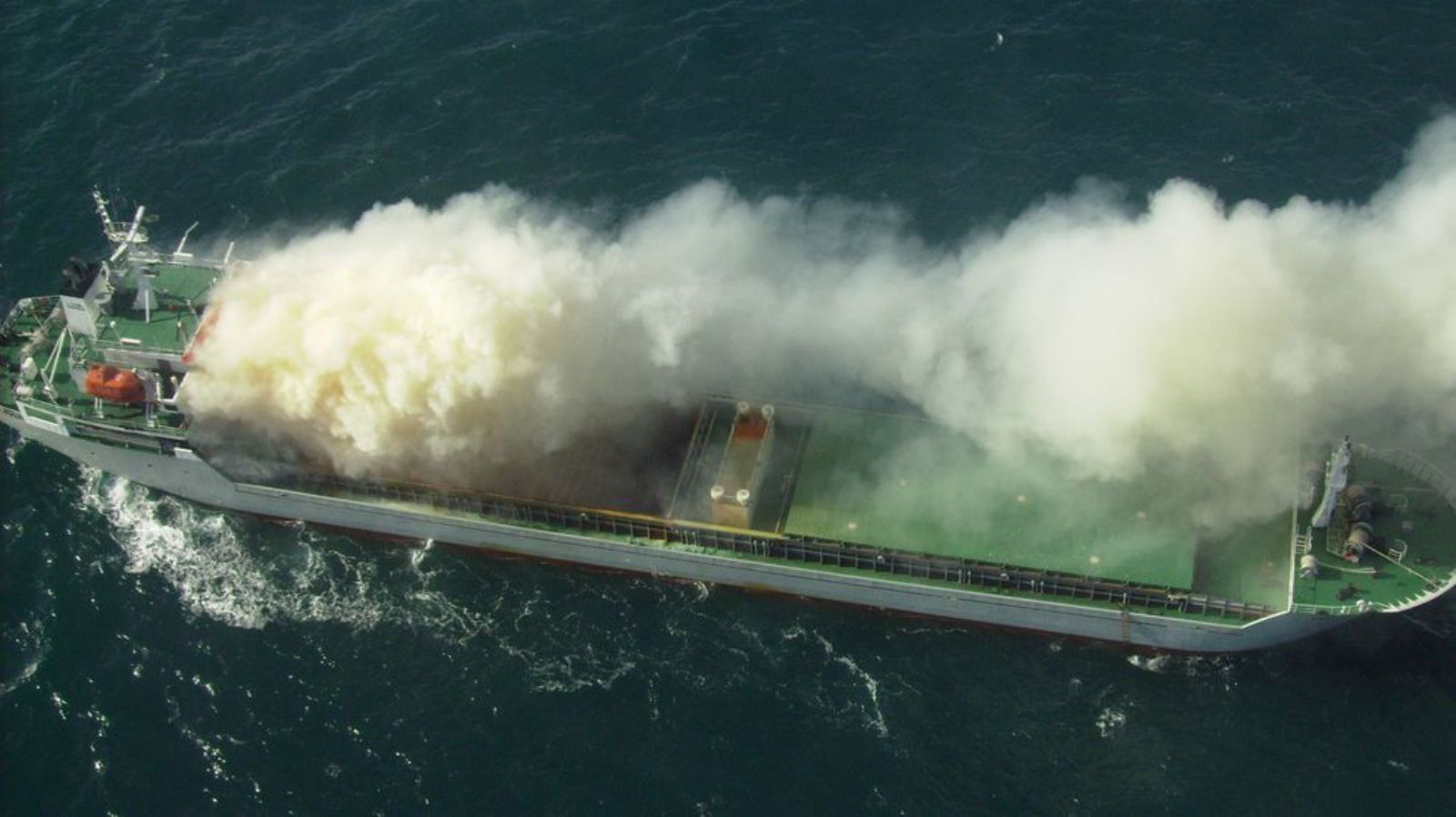 ‘Ostedijk’ :carga tóxica a 15 millas de la Torre de Hércules, 2007.   | // SASEMAR