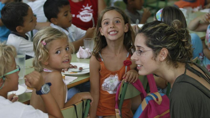 Un grupo de niños en el comedor de la escuela de verano de sa Blanca Dona, en una imagen de archivo.