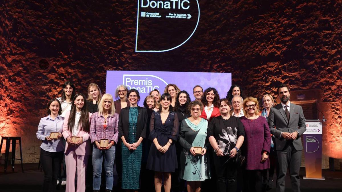 Fotografía de las ganadoras de los Premios DonaTIC 2023, junto con el conseller Roger Torrent, la secretaria de Polítiques Digitals y la directora general de Societat Digital.