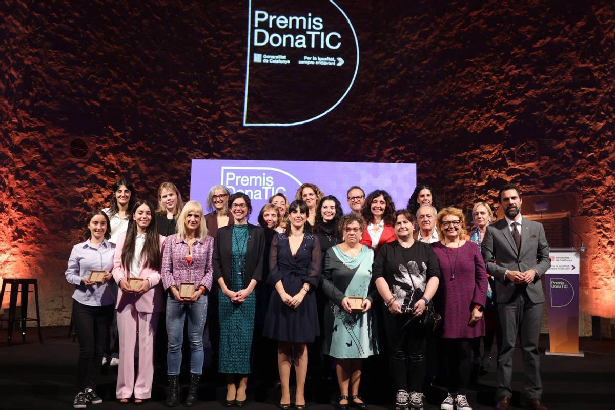 Fotografia de les guanyadores dels Premis DonaTIC 2023, junt amb el conseller Roger Torrent, la secretària de Polítiques Digitals i la directora general de Societat Digital.