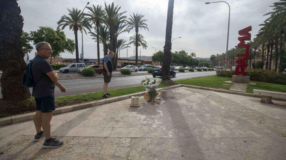 Paseo Sagrera: Am Unglücksort haben Angehörige der Opfer Blumen niedergelegt.