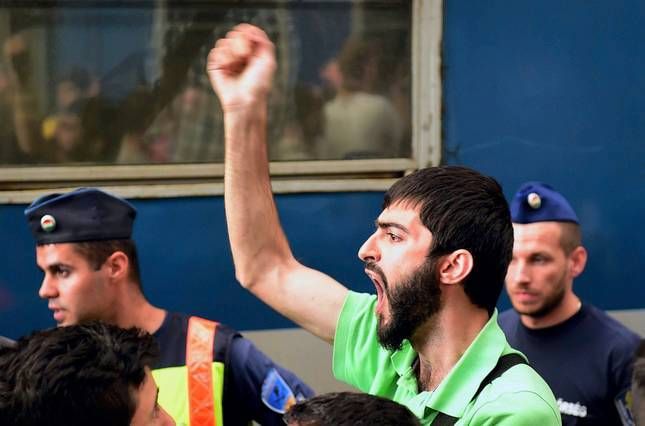 Fotogalería de miles de refugiados protestando ante la estación de trenes de Budapest cerrada