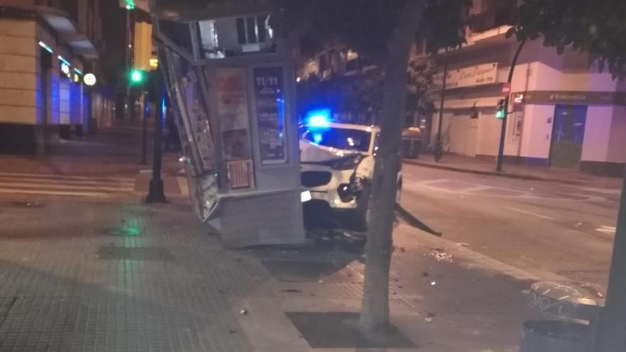 Un coche se estampa contra un puesto de la ONCE en Cristo de la Epidemia