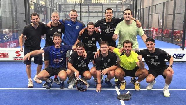 El equipo estradense celebra su vistoria en el play-off disputado en Vigo. | CEDIDA