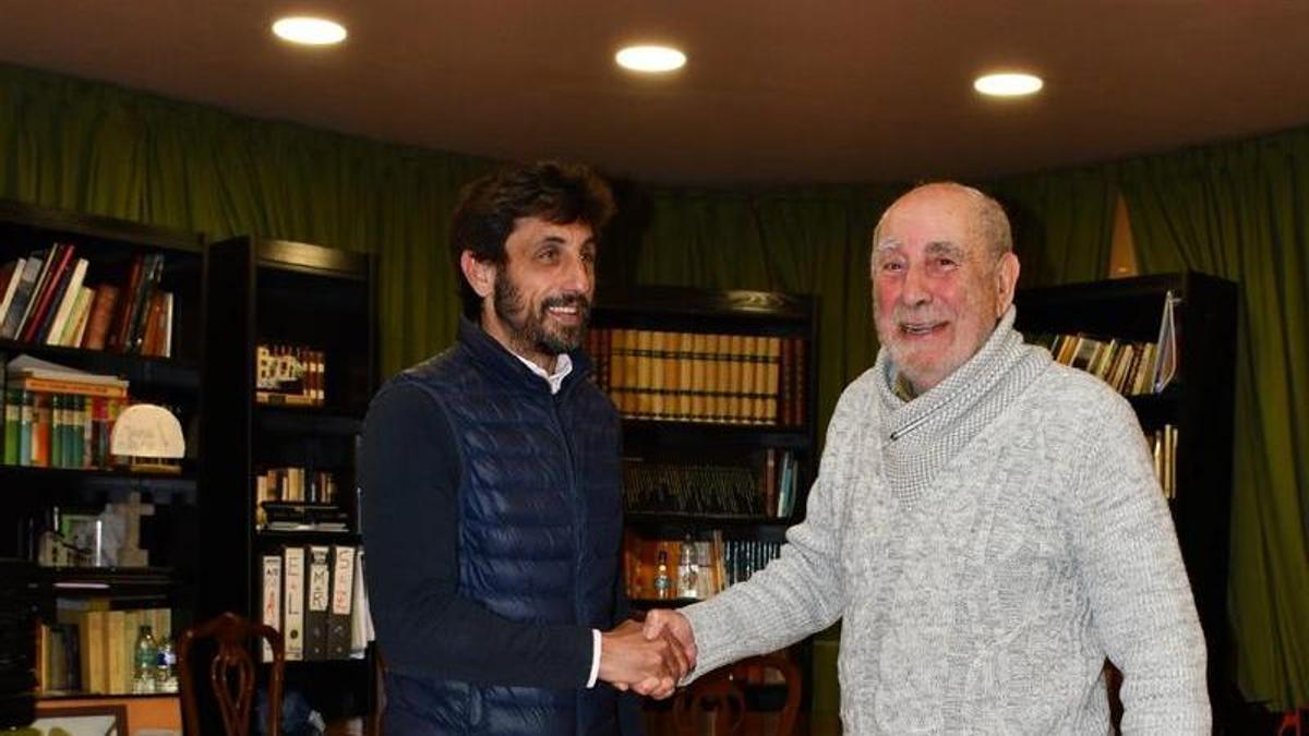 Alejandro García Cueto-Felgueroso, a la izquierda, y Paulino Tuñón, en la sede vecinal de La Guía.