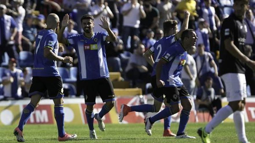 Chechu, Gaspar, Connor y Juli celebran el gol de este último ante el Baleares.