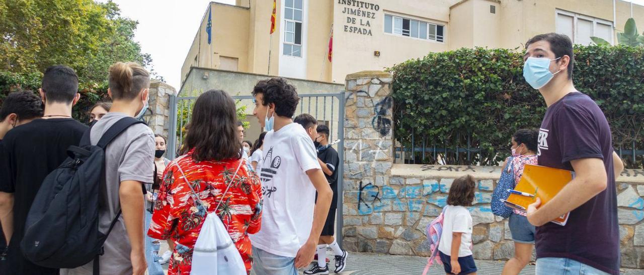 Alumnos del instituto Jiménez de la Espada de Cartagena, a la salida del centro.  | IVÁN URQUÍZAR